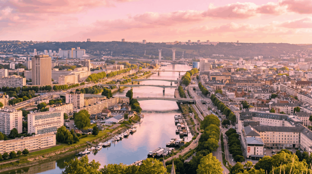 Vue sur la ville de Rouen. On y voir la seine, les ponts et les deux rives.